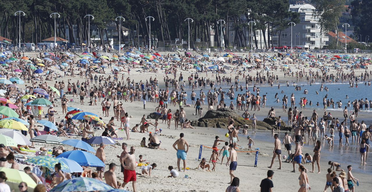 Plaga de sombrillas en Samil, con los termómetros superando los 35 grados