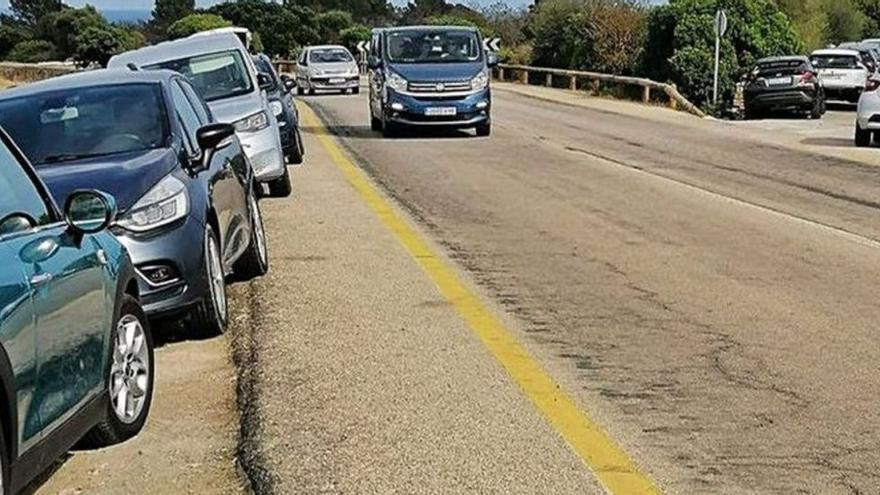 Foto vom vergangenen Sommer: Badegäste missachten das Parkverbot an der Landstraße nahe der Cala Varques