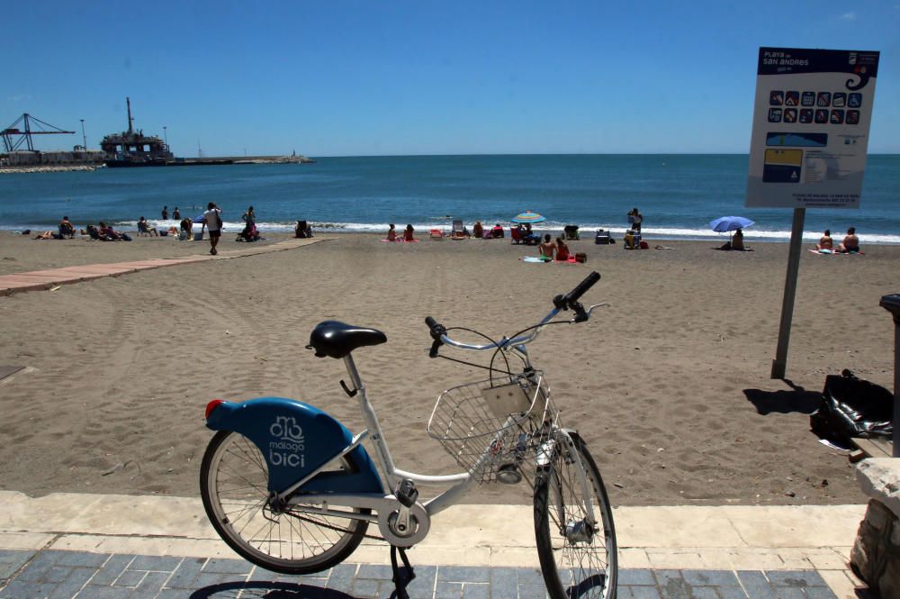 Comienzan las labores de limpieza de las playas de Málaga capital antes del inicio de la temporada de verano