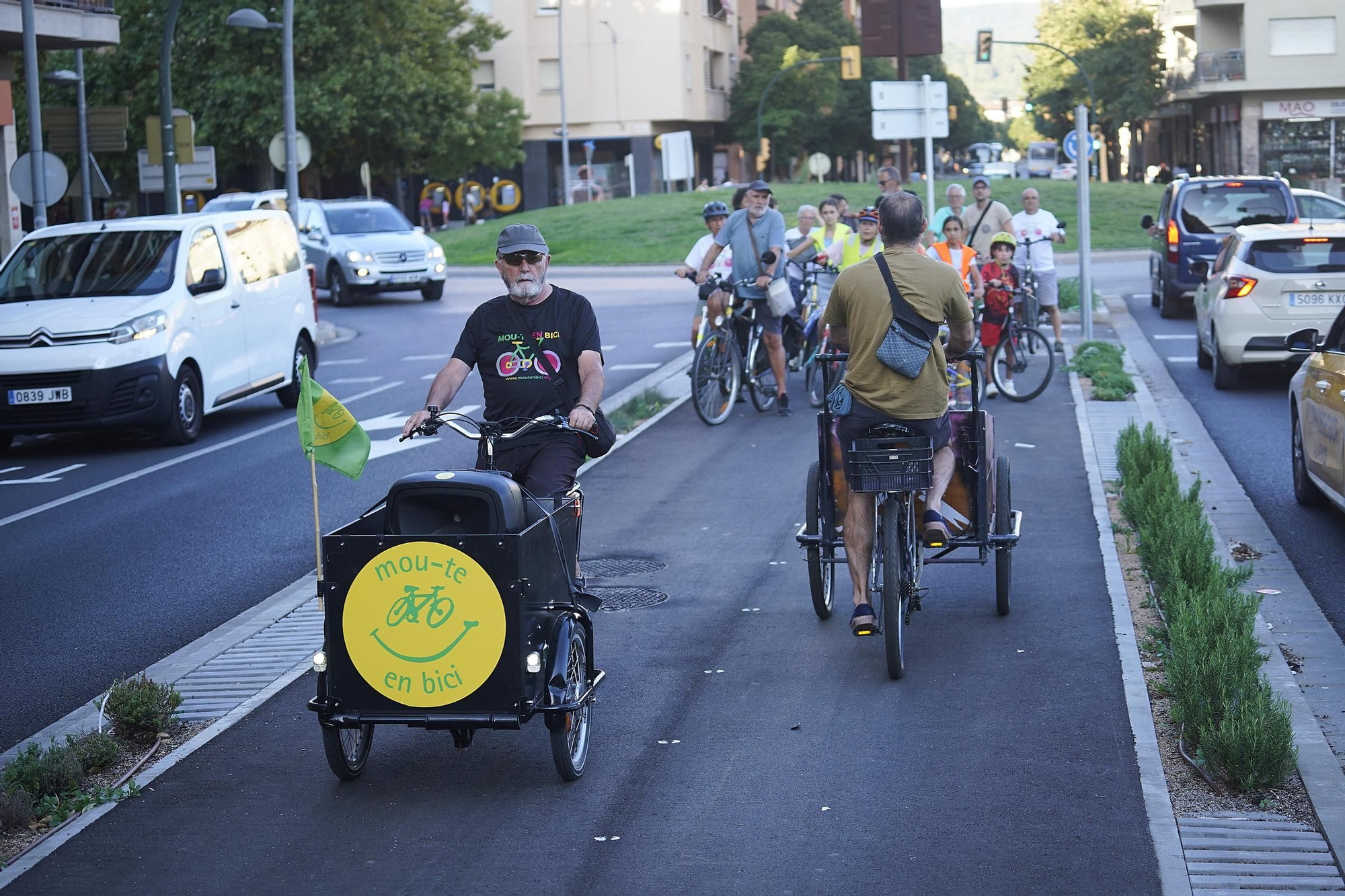 Les fotos de la visita de diverses entitats al nou carril bici entre Girona i Salt