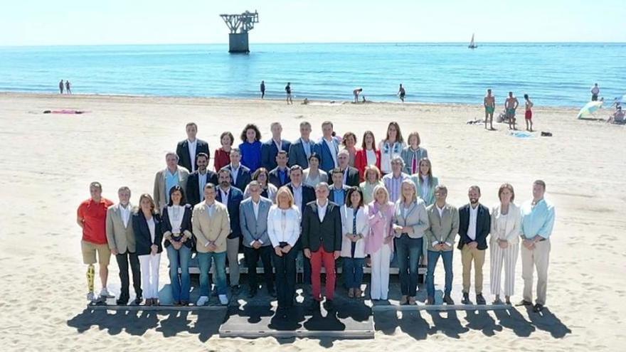 Muñoz, junto a los integrantes de la lista electoral del PP en las pasadas elecciones locales.