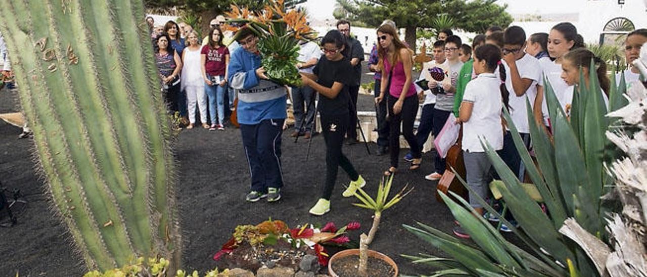 Ofrenda ante su tumba