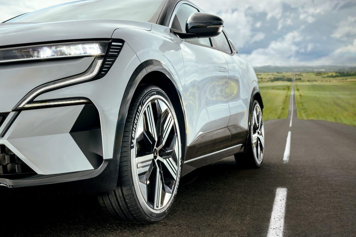 Un vehículo equipado con neumáticos MICHELIN Primacy 5 Energy.