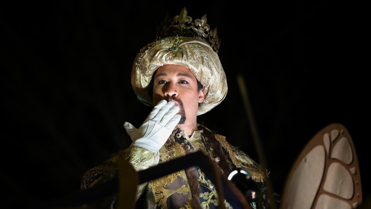 El Rey Baltasar saluda durante la Cabalgata de los Reyes Magos, a 5 de enero de 2025, en Madrid (España).