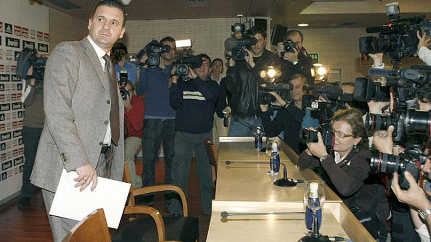 Mijatovic, envoltat de càmeres de televisió i fotògrafs, ahir abans d&#039;anunciar que Bernd Schuster continuava a la banqueta del Madrid.
