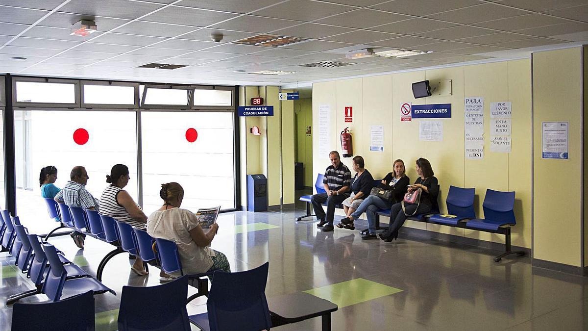 Un grupo de pacientes en una sala de espera en una consulta del Hospital Virgen de la Peña. | | LP/DLP