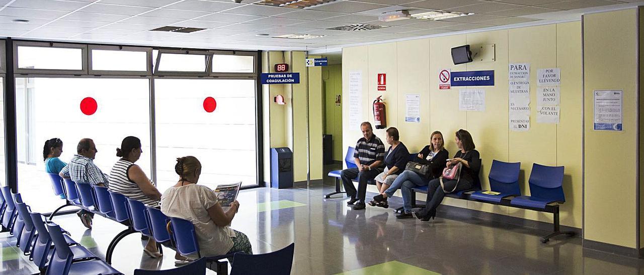 Un grupo de pacientes en una sala de espera en una consulta del Hospital Virgen de la Peña. | | LP/DLP