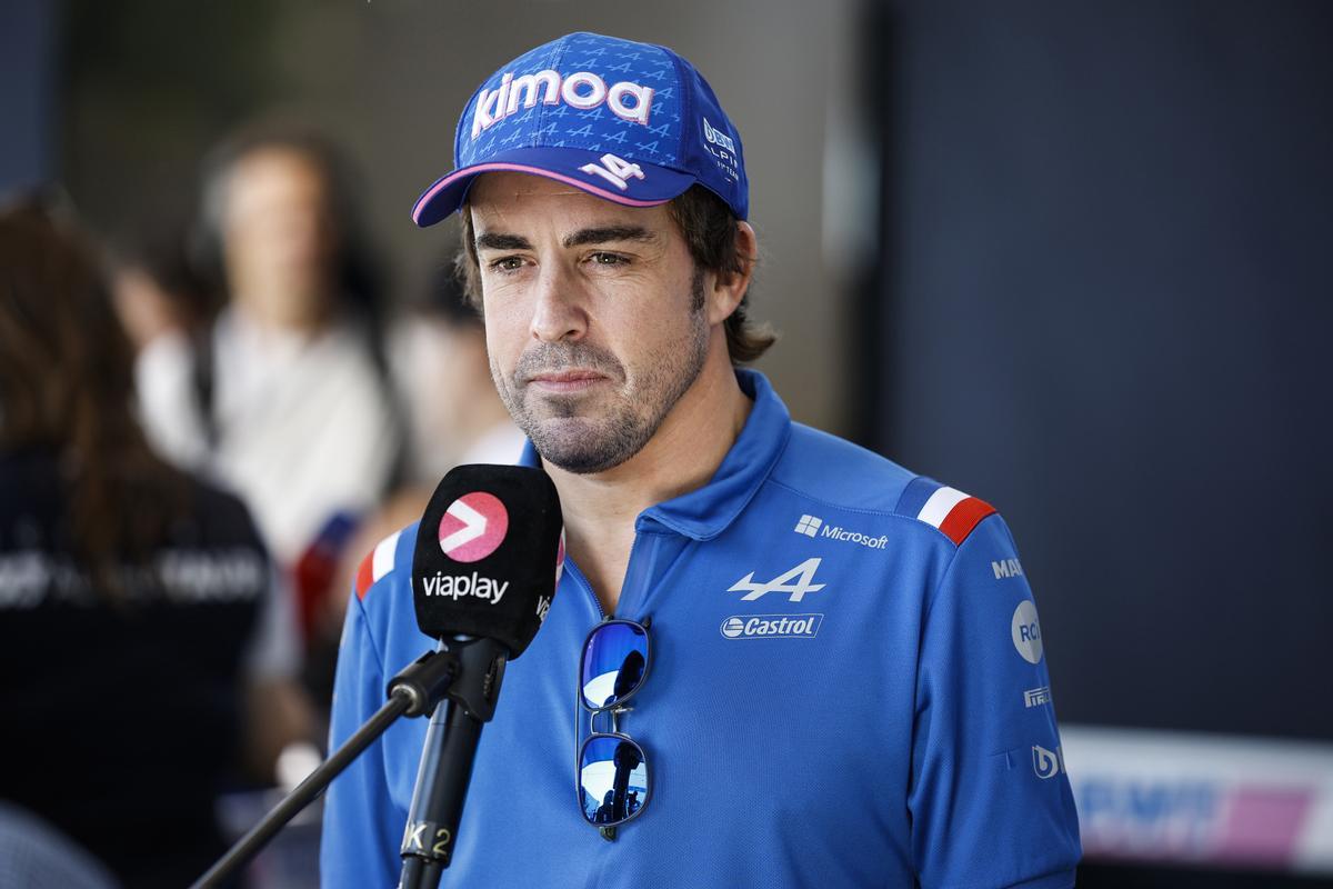 Fernando Alonso atiende a los medios de comunicación en Austin