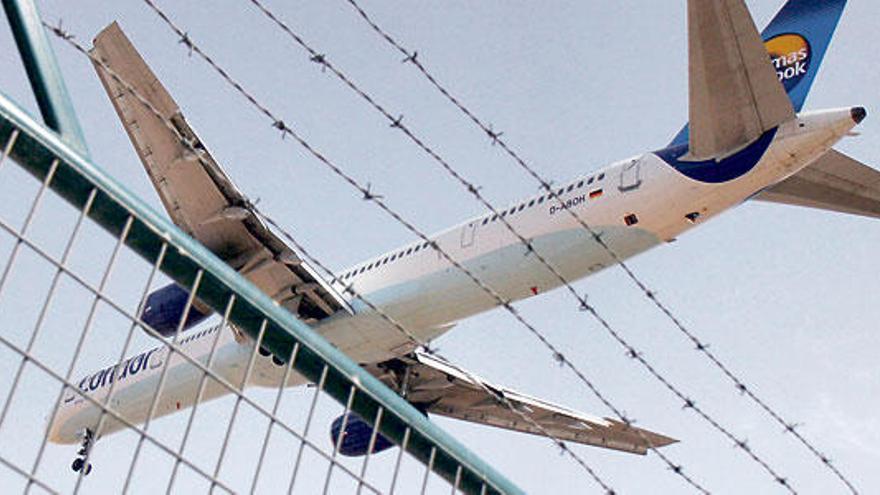 Un avión aterriza en el aeropuerto de Palma, en imagen de archivo