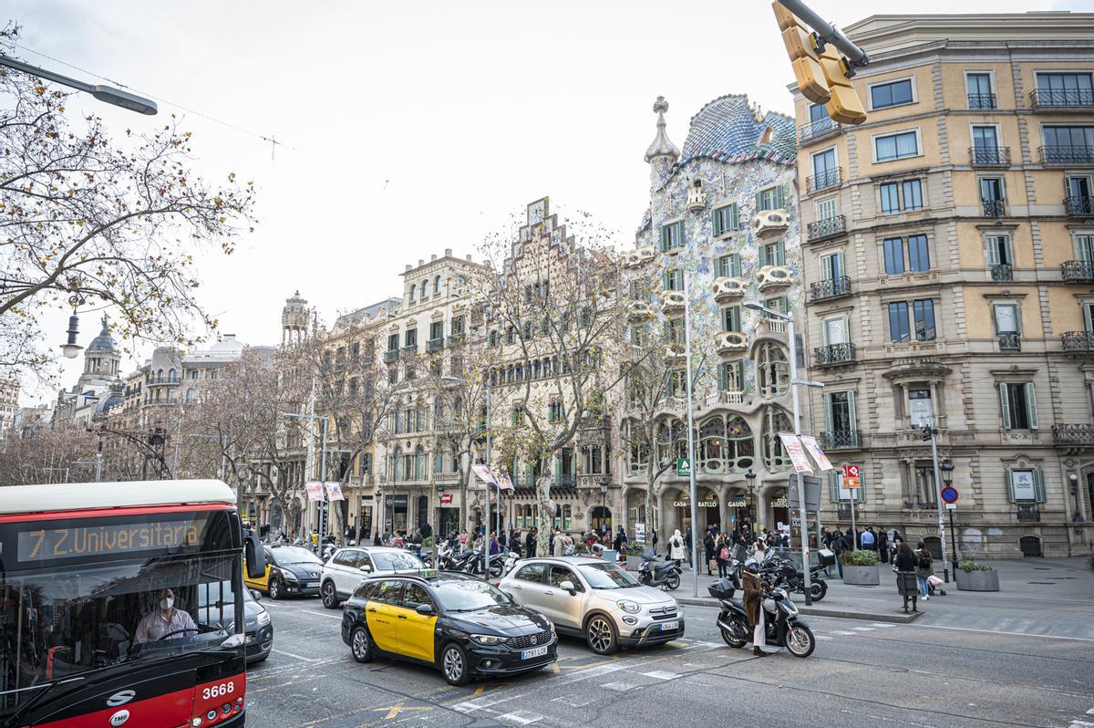 BARCELONA 26/01/2023 BARCELONA. Fututa zona amb càmeres de seguretat ciutadana: paseig de gràcia amb aragó - casa batlló. AUTOR: MANU MITRU
