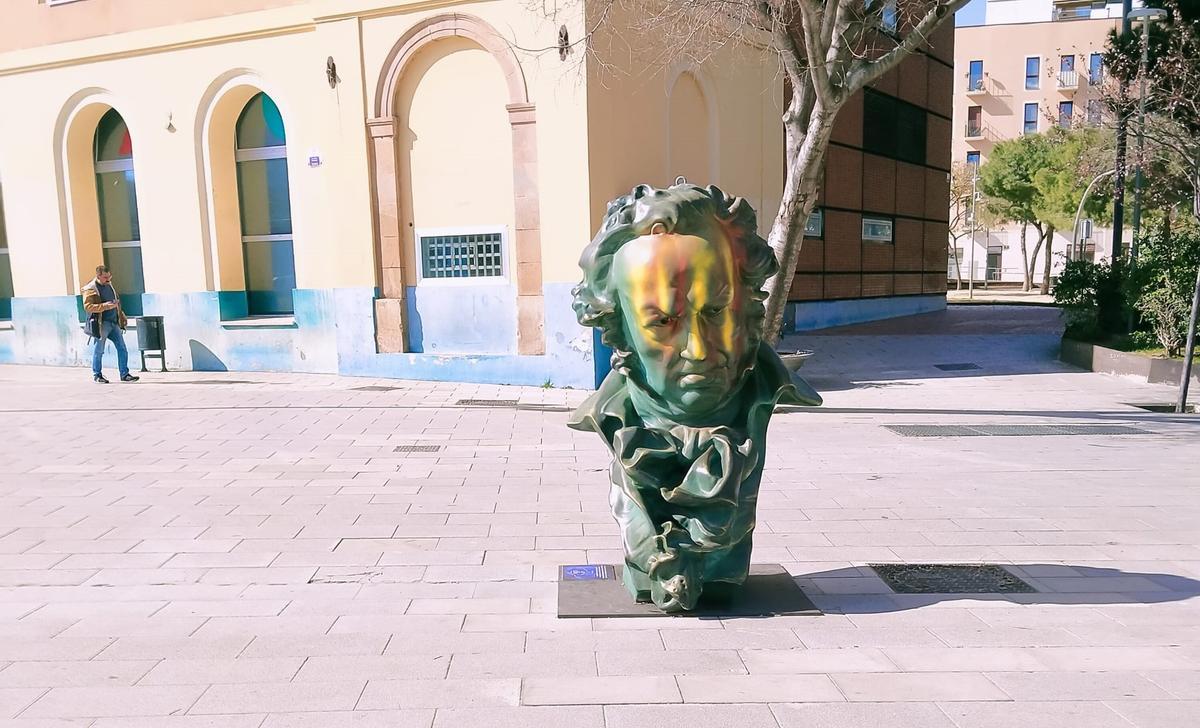 La figura que reproduce la estatuilla de los premios Goya, manchada en Sant Andreu, en Barcelona.