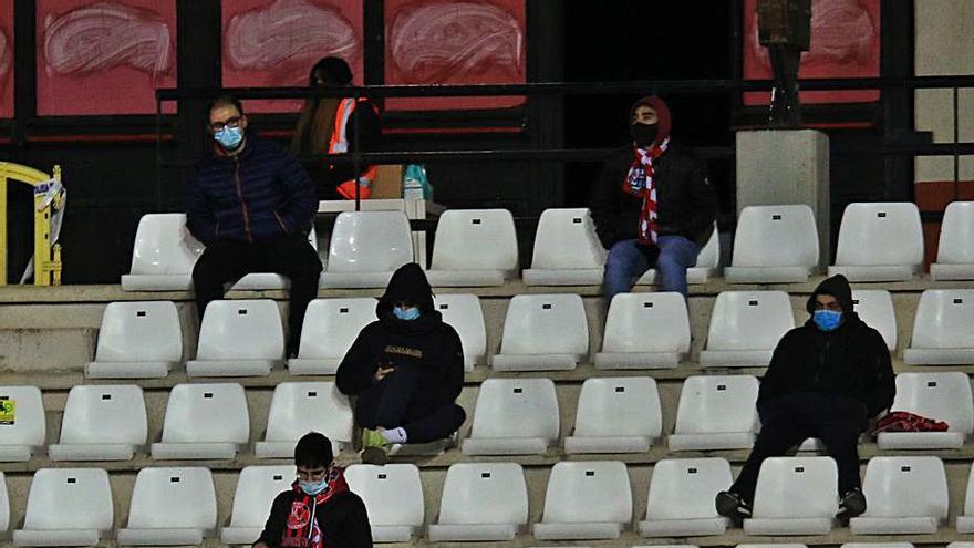 Aficionados en el último partido celebrado en el Ruta de la Plata. / LOZ