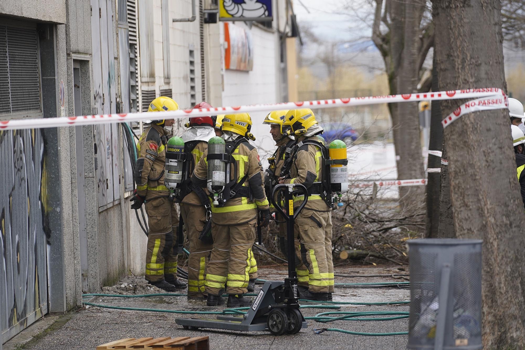 Estat en què han quedat les naus industrials de l'entrada sud de Girona després de l'incendi