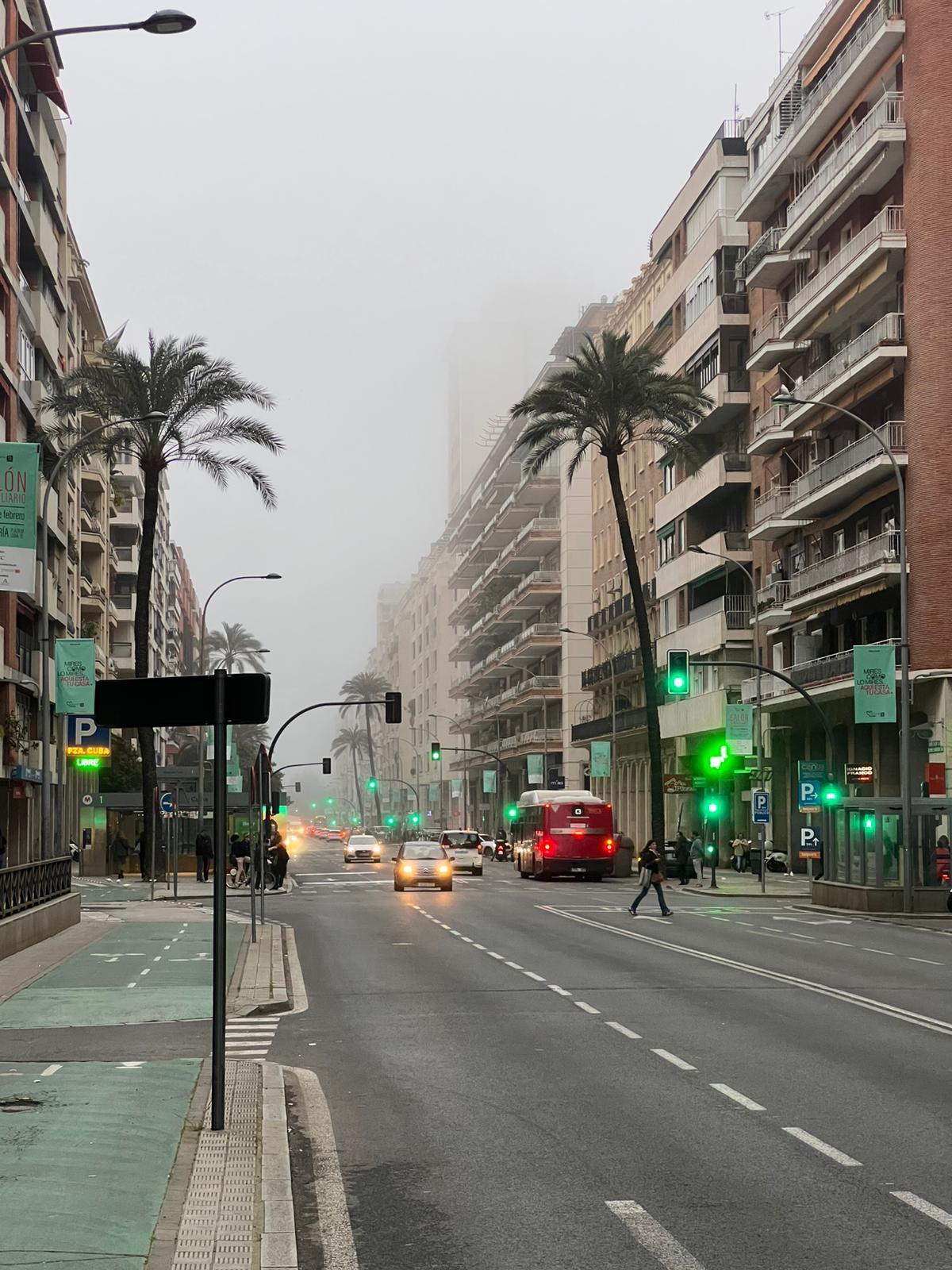 Así amanece Sevilla bajo la niebla, en imágenes