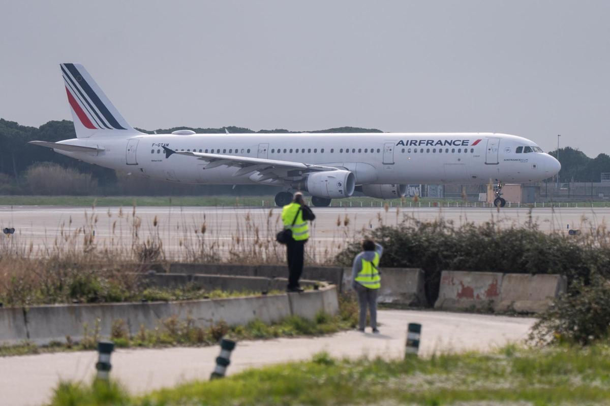 Un avión de la compañía Air France en la pista del mar del aeropuerto de Barcelona-El Prat, que renovará el pavimento a partir del 2027.