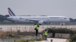 Un avión de la compañía Air France en la pista del mar del aeropuerto de Barcelona-El Prat, que renovará el pavimento a partir del 2027.