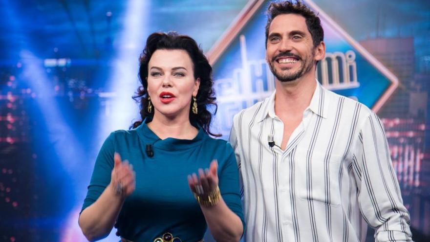 Debi Mazar y Paco León.