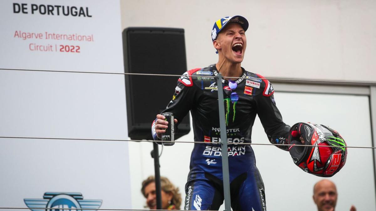 Fabio Quartararo celebrant la victòria al podi. | EFE