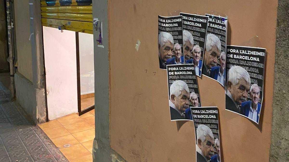 Els cartells despectius sobre l'Alzheimer de Pasqual Maragall enganxats al costat d'una seu d'ERC a Barcelona.