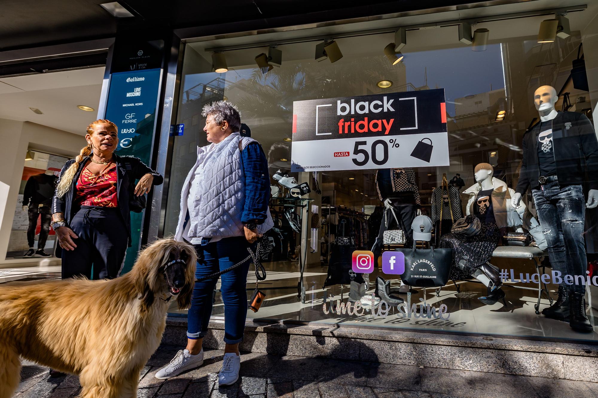 Jornada de Black Friday en Benidorm: las tiendas de la ciudad se llenan de clientes