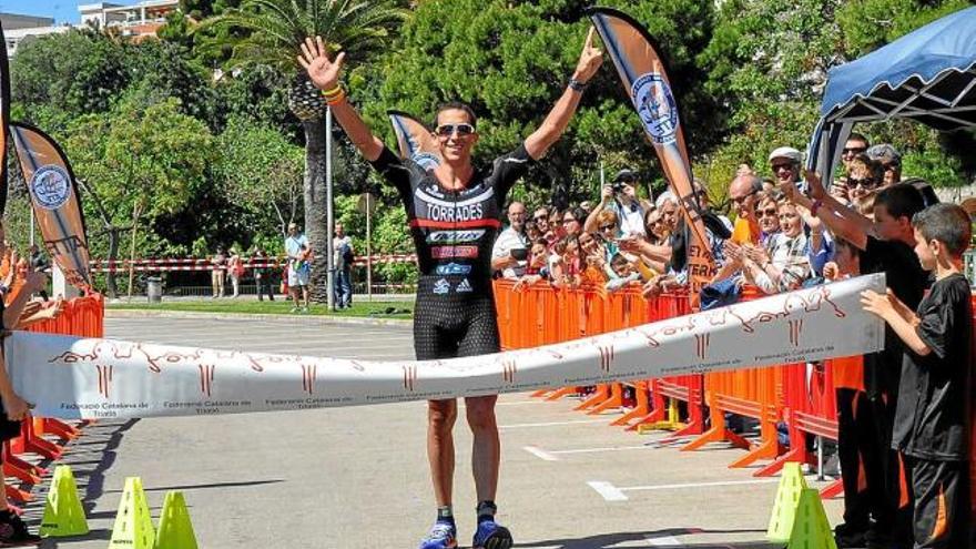 Xavier Torrades, en el moment de travessar la línia de meta, en la cursa de Sant Carles de la Ràpita