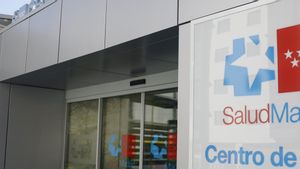Puerta de acceso a un centro de salud de Madrid en una imagen de archivo.