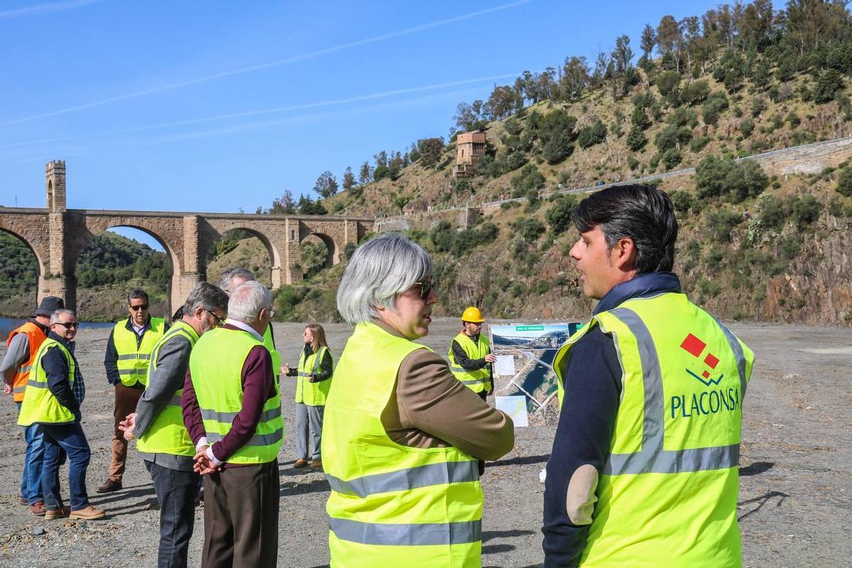 Leire Iglesias visita las obras del nuevo puente de Alcántara