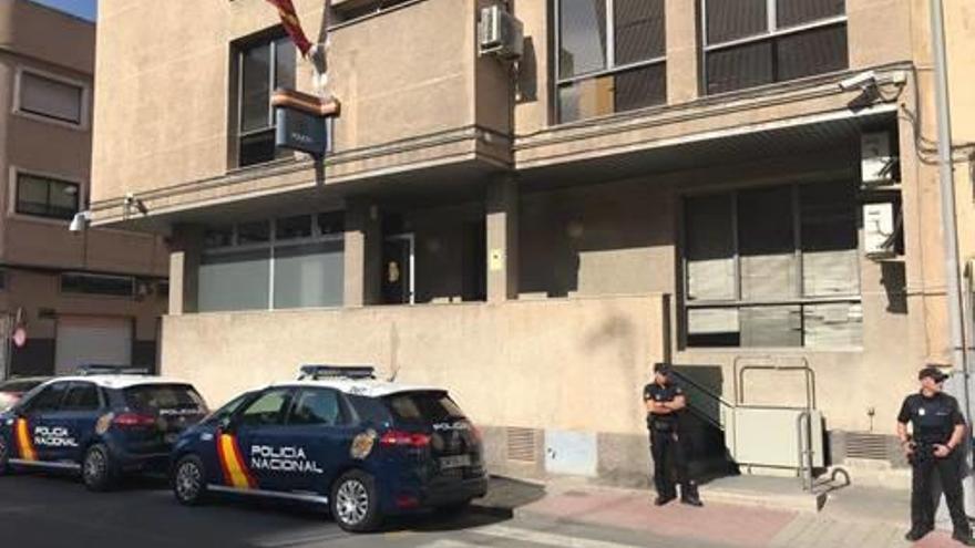 Dos policías en la puerta de la Comisaría de Elda.