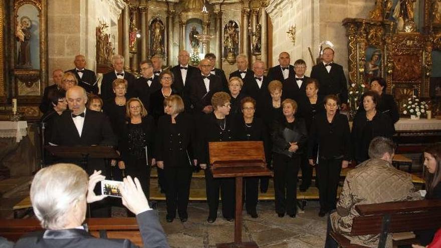 Una de las corales, ayer en el concierto de San Andrés. // S. Á,