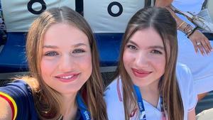 El selfie de la princesa Leonor y la infanta Sofía que se han hecho con el teléfono fracturado
