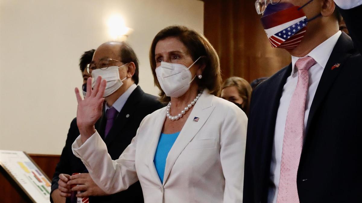 La presidenta de la Cámara Baja de Estados Unidos, Nancy Pelosi (C), en Taipei, Taiwan.