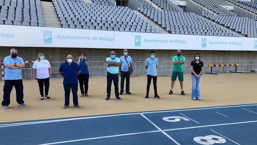 Los trabajadores afectados por la medida, en el Estadio de Atletismo este mes.