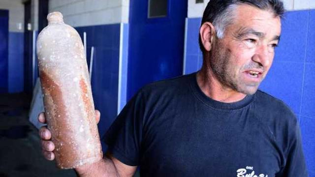 Jesús Molanes muestra la botella de "Herzogthum Nassau" que un marinero de Cangas encontró en las islas Cíes. // RasAS