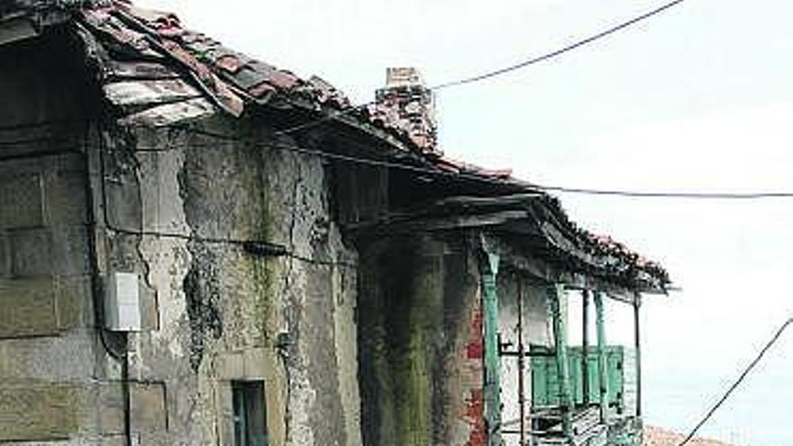 La vivienda en ruinas del Arzobispado, en el barrio de El Piqueru, en Lastres.