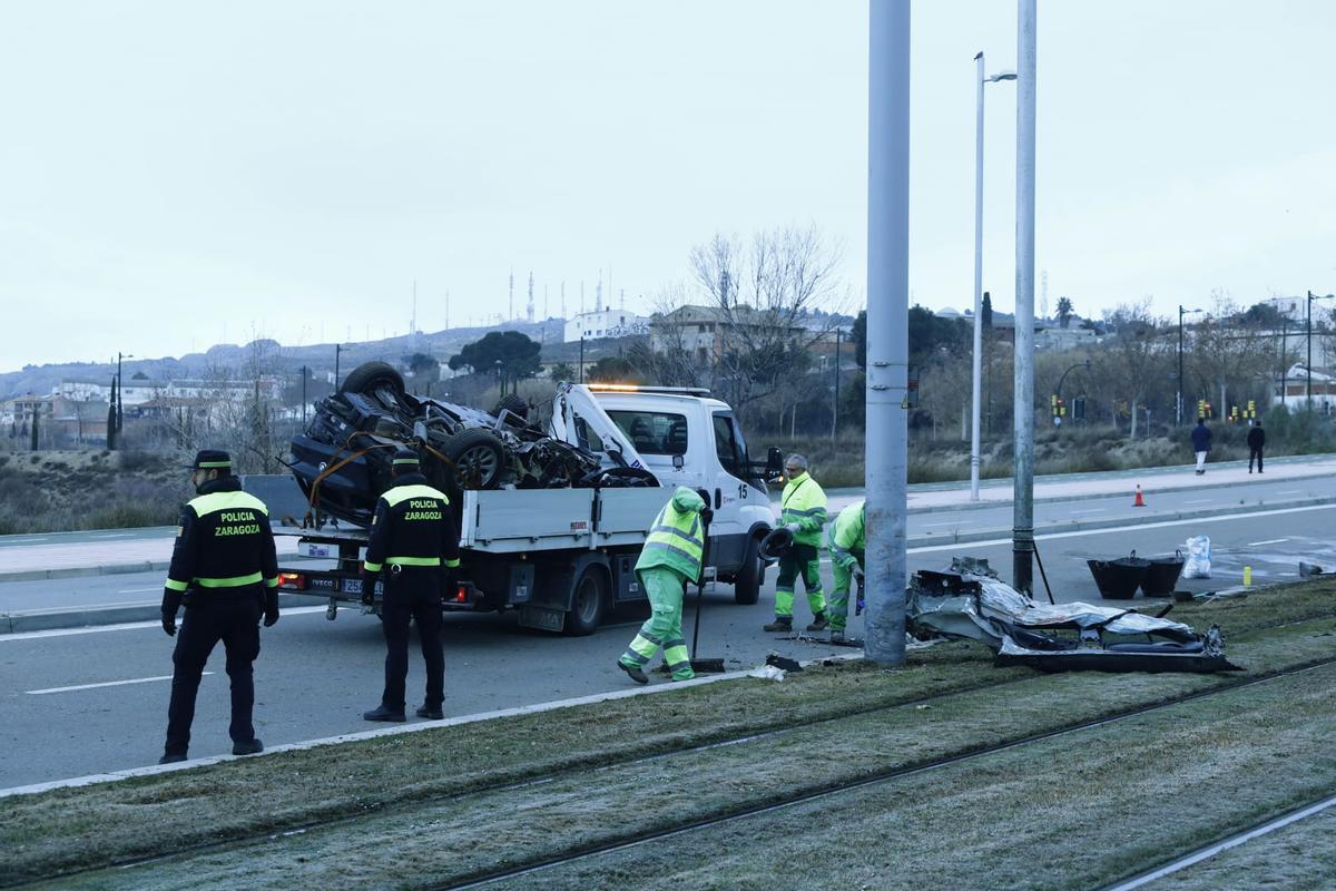 Muere un conductor en Zaragoza tras chocar con un poste de la catenaria ...