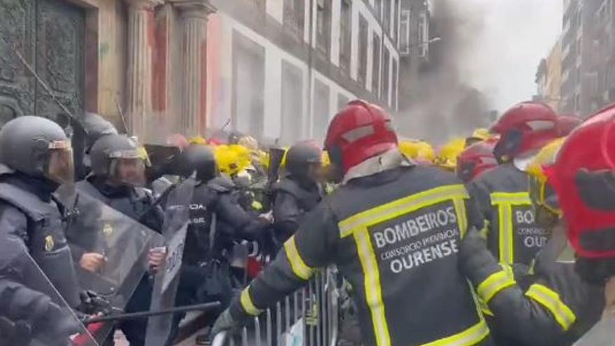 Concentración de los bomberos comarcales ante la Diputación de Ourense