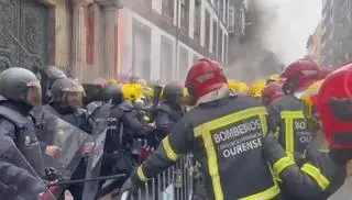 Destrozos y heridos durante la concentración de los bomberos comarcales en Ourense