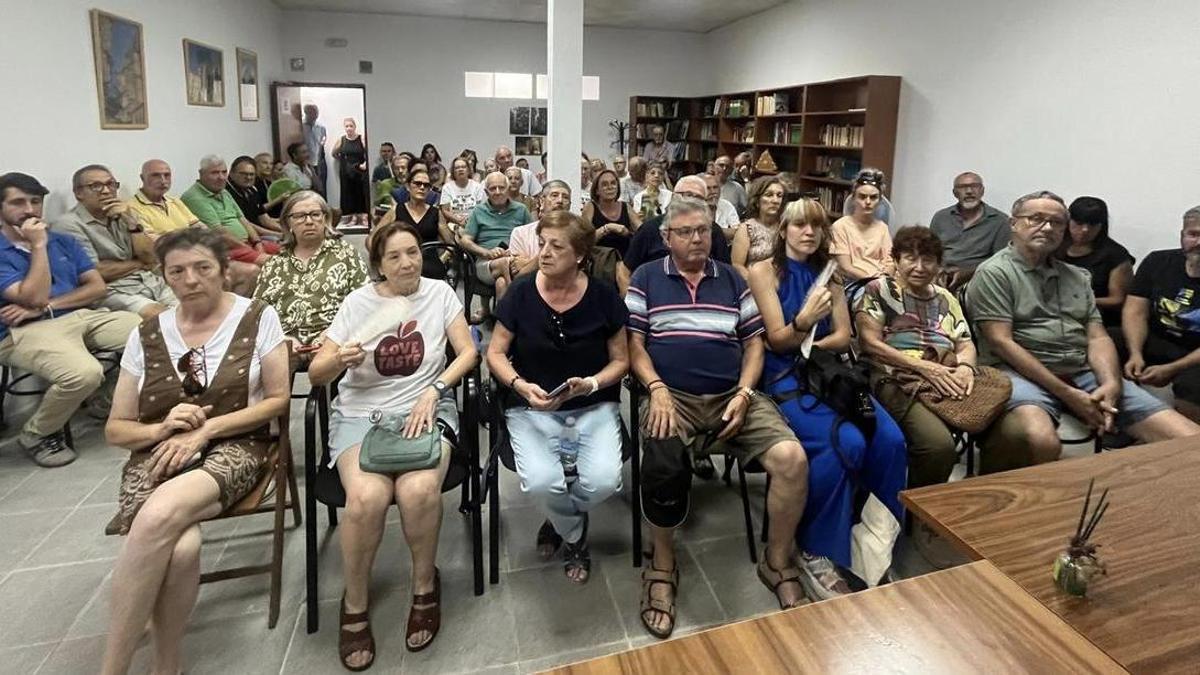 Vecinos de Plasencia reunidos para hablar de la planta de biometano.