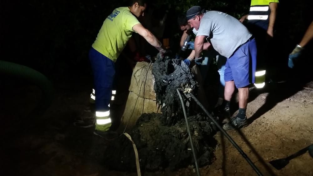 Un "monstruo de las toallitas" de 350 kilos en San Javier