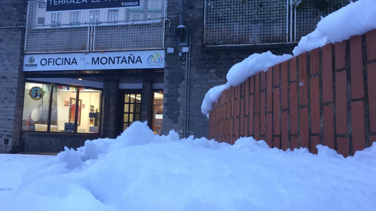 La nieve complica la circulación por las carreteras del norte de Aragón