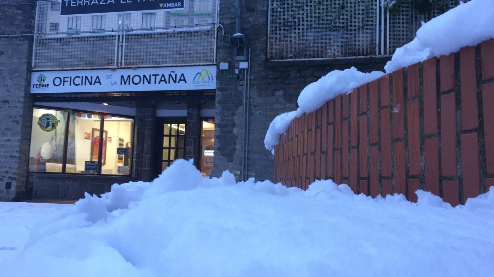 La nieve complica la circulación por las carreteras del norte de Aragón