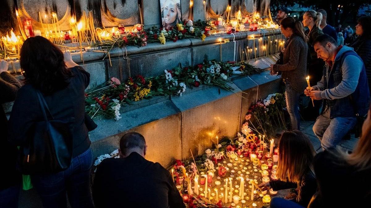 Ciudadanos búlgaros encienden velas durante un homenaje en memoria de la periodista búlgara Viktoria Marinova, en la ciudad de Ruse, en el 2018.