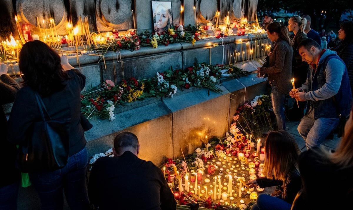 zentauroepp45392339 bulgarians light candles during a candle light vigil in memo200129180824