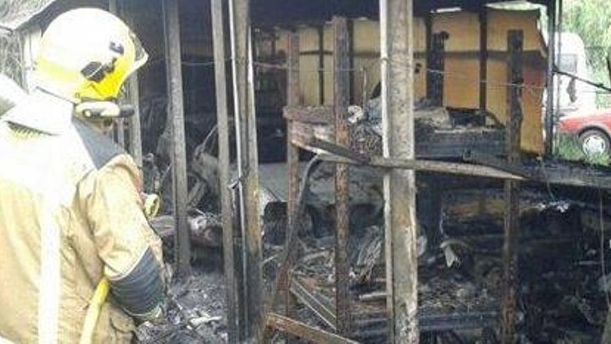 Un foc crema sis cotxes i una motocicleta en un magatzem a Masquefa