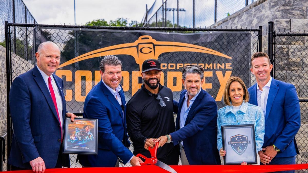 Bob Cassilly, ejecutivo del condado de Harford; Alex Jacobs, fundador y CEO de Coppermine; Alejandro Irarragorri, Presidente del Consejo de Administración de Orlegi Sports, Russel Wilson, leyenda de la NFL y promotor del deporte juvenil, Laura Kalb de Irarragorri, Presidenta de la Fundación Ganar Sirviendo y Niko Eckart, Gerente General de Coppermine.