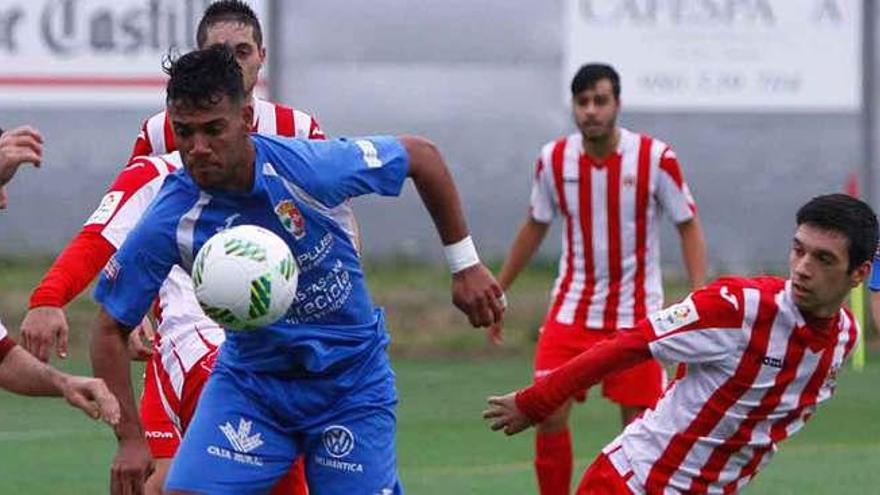 Magui controla el balón entre rivales.