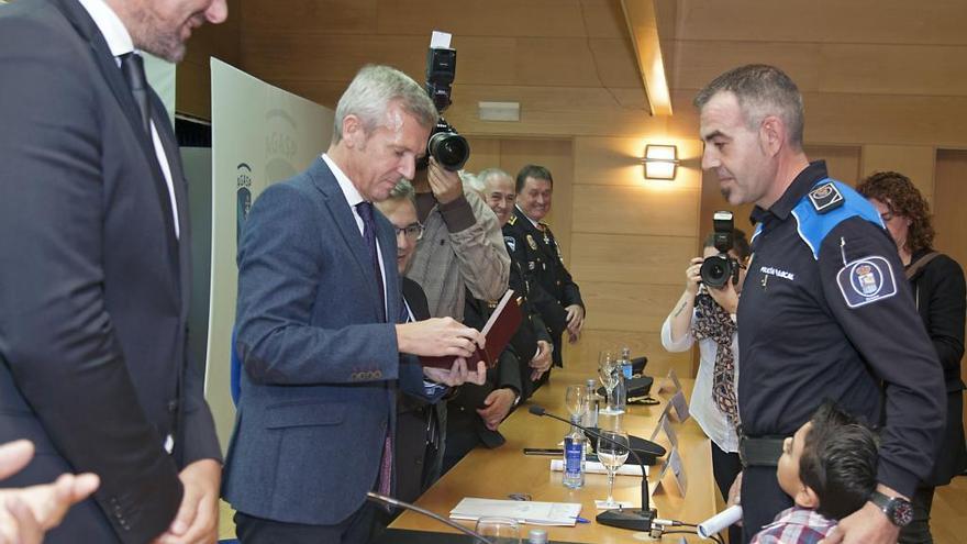 El vicepresidente de la Xunta, entregándole la medalla al mérito policial a Carlos Pérez, de Ourense, que la recogió con su hijo. // Bernabé / Juan Carlos Asorey