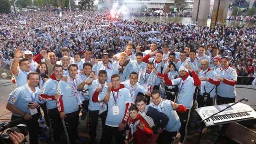 Los jugadores del Celta celebran en As Travesas con los aficionados la clasificación para Europa. // Ricardo Grobas