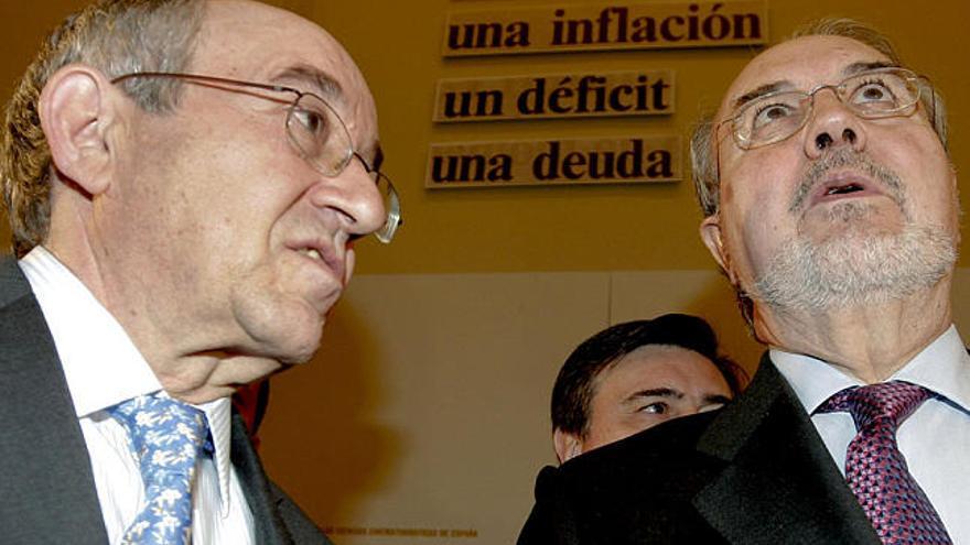 Cuentas públicas. Solbes y Ordóñez (izquierda), en la inauguración de una exposición sobre el euro.