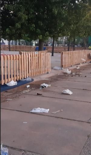 Estado en el que quedó el paseo de Moaña, tras el botellón del Carmen.